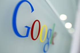 美國紐約州檢察長詹樂霞提醒紐約州安卓手機用戶，Google在一起聯合訴訟中，願意向用戶支付高額賠償金，用戶最近就可以接到理賠程序通知，明年5月即可收到理賠金。