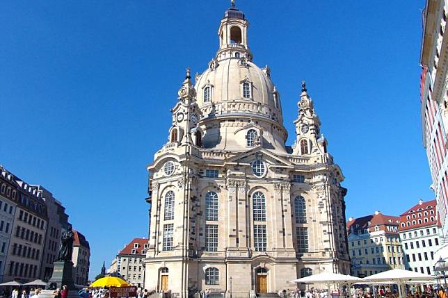 德國東部德勒斯登的聖母教堂在二戰期間被空襲摧毀，後來重建，成為德國與從前的敵國和解的標誌（取自Pixabay） 