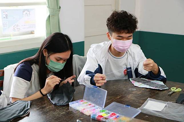 台南市長榮女中性平課程發起「手作布衛生棉認領行 動」，參與學生28日學習縫製布衛生棉，有不少男學 生參加。 （長榮女中提供） 中央社記者楊思瑞台南傳真 110年12月28日  
