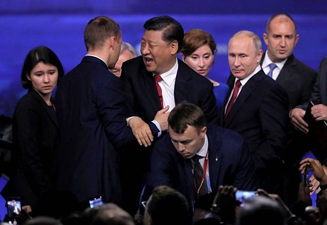 中國國家主席習近平7日參加在俄羅斯聖彼得堡經濟論壇(SPIEF)，討論了莫斯科與北京的合作，但就在論壇剛結束後，習近平突然跌倒，身旁的保鑣立刻將他扶住。(路透)