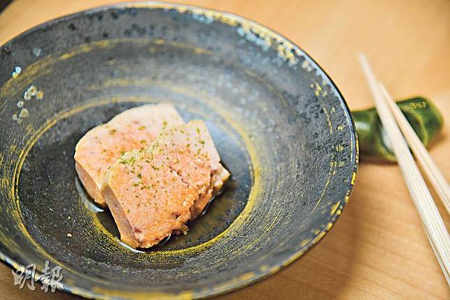 北海道鮟鱇魚肝配自家製醬汁——鮟鱇魚肝去筋、去血絲後與自家調配的醬汁慢煮約45分鐘，入口相當粉糯，而柚子皮中和了魚肝的濃郁味道。（黃志東攝）