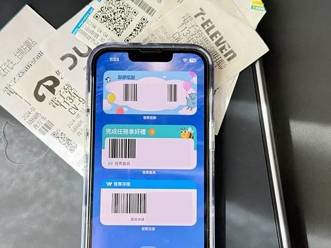 有網友在更新完iOS 18之後發現經常使用的「發票載具」小工具消失了，其實只是設定的方式稍稍有改變，簡單三步驟就能加回來。（圖／記者周淑萍攝）