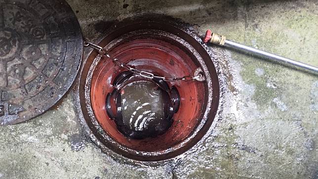 使用小型高壓清洗機-進行污水下水道清洗後降低管壁持續附著油脂以減少污水管阻塞機率。   圖：新北市水利局提供