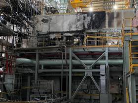 台電興達電廠新建燃氣複循環機組9日晚間發生嚴重火警，現場畫面曝光。（圖：立委許智傑提供）