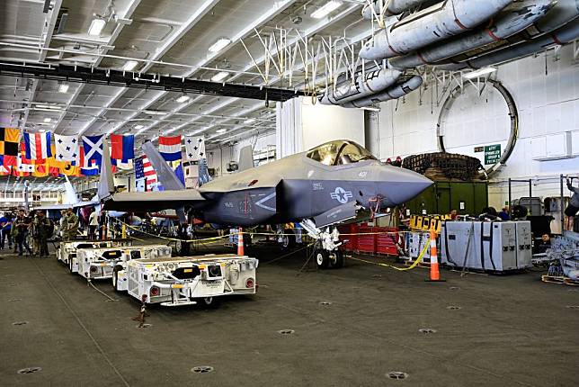 參與2024年環太平洋演習，一架世界最先進的戰機F-35閃電II停在航空母艦的機庫甲板內。（中央社）