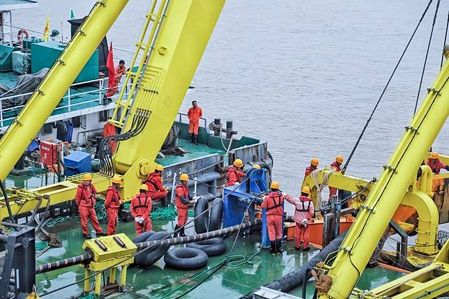 File photo shows workers laying submarine cable on the construction boat in Zhoushan, east China's Zhejiang Province. (Xinhua/Xu Yu)