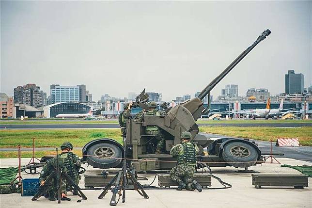 駐防松山機場的防砲部隊日前執行緊急防空測考，官兵操作35快砲模擬接戰。（取自青年日報）