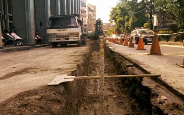 信二路寬頻管道修繕工程。（記者吳政峰翻攝）　