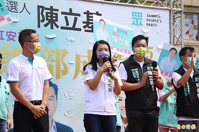 台灣民眾黨新竹市長參選人高虹安(左2)今天跟同黨新竹縣議員參選人陳立基(右2)等一起高唱「信念」。(記者黃美珠攝)