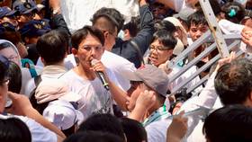 民眾黨「司法改革 公民走讀」活動現場，黃國昌試圖鼓勵民眾翻越拒馬。李政龍攝