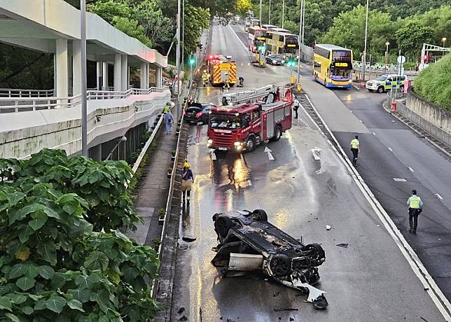 青衣西路發生兩車相撞意外。(沈厚錚攝)