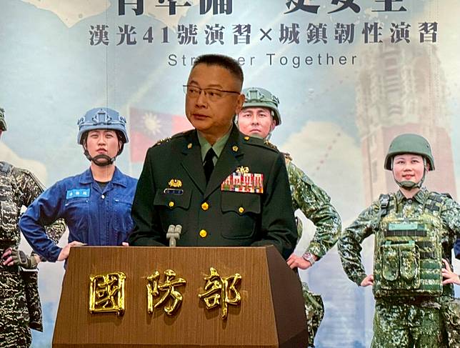 國防部政務辦公室主任、國防部發言人孫立方中將2025.7.01出席國防部例行記者會，說明國軍實施人性化管理與戰備訓練實戰化，對今年國軍人才招募已有改善。郭宏章攝