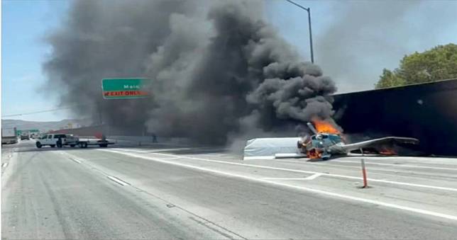 小飛機迫降高速公路…撞上行駛中卡車起火燃燒　恐怖畫面曝光