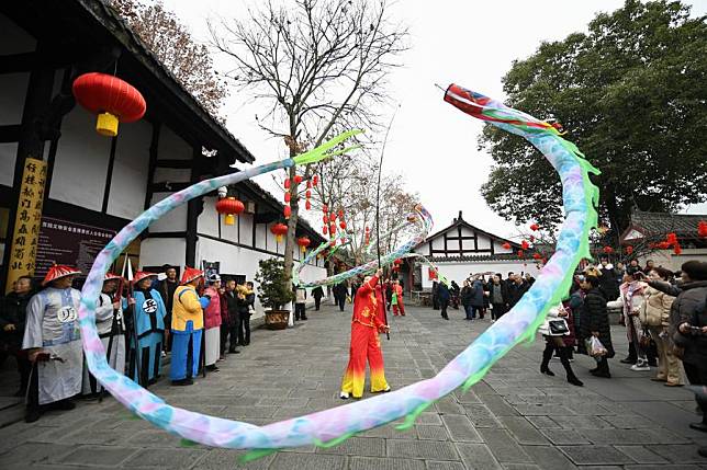 This photo taken on Jan. 7, 2025 shows a parade performance of intangible cultural heritage in Langzhong ancient town of Langzhong City, southwest China's Sichuan Province. (Xinhua/Xu Bingjie)