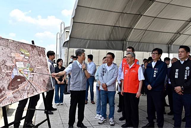 行政院長陳建仁六日到高雄市視察楠梓園區聯外交通計畫推動情形。（記者吳文欽攝）