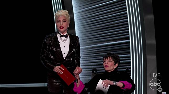 傳奇影后麗莎明尼利（右）被要求坐輪椅登台，與女神卡卡同台。（翻攝自YouTube）