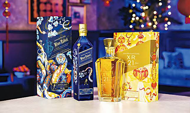 蛇年威士忌&ndash;Johnnie Walker跟華裔藝術家James Jean合作，在蛇年推出了（左起）Blue Label和John Walker &amp; Sons XR 21 兩款限量版作品。（代理提供）