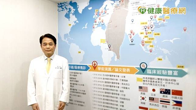 林鴻源院長常年積極參與各大國際醫學會，專注耕耘白內障醫療領域，於2019年成為首位也是目前唯一獲提名且成功進入國際眼內植入手術領袖組織(IIIC)的台灣眼科醫師。