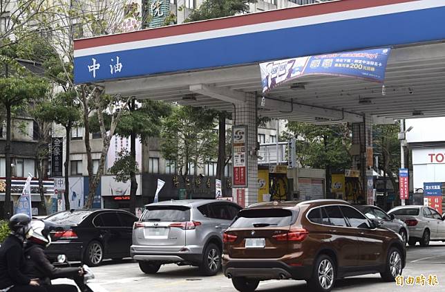 中油公司表示，自明(20)日凌晨零時起汽、柴油價格每公升各調降0.9及1.0元。(資料照) 