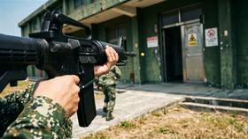 成功嶺一名張姓中士疑似違規持T91電子訓練槍對士兵射擊並追逐，導致對方身體出現瘀青。（示意圖／AI生成）