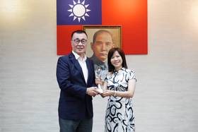 台北電台市政會議由獲獎節目主持人劉馬利（右）向副市長李四川陳獻葛蕾西獎。（記者王誌成攝）