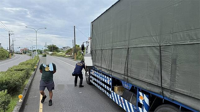 快新聞／「鞭炮掉進車後斗」宜蘭7旬男嚇到跳車...神轎車閃避不及　遶境釀死亡憾事