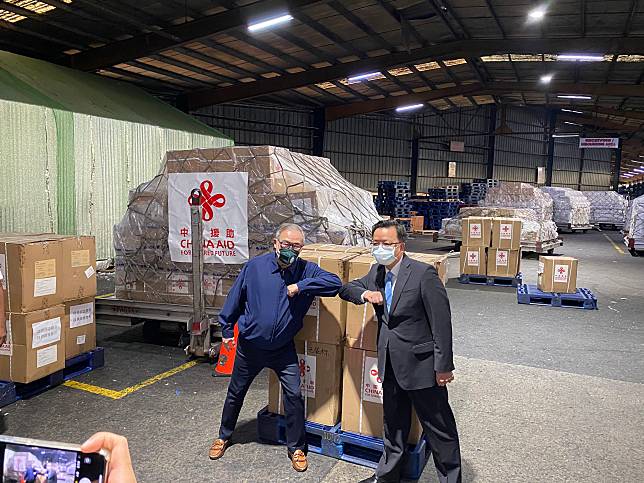 ▲外交部長陸辛（右）曾感謝中國送來的物資。（圖／翻攝推特）