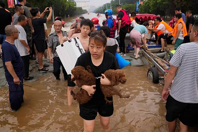 ▲受到颱風影響，北京連日暴雨。（圖／美聯社／達志影像）