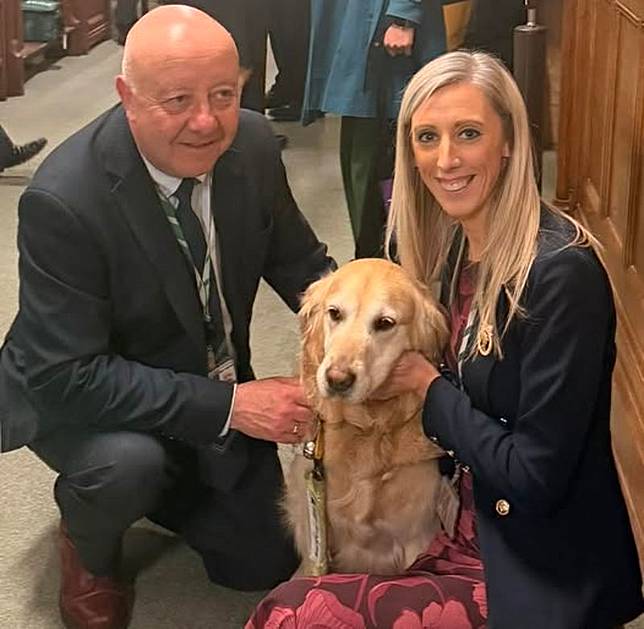 洛哈特(右)說，這隻導盲犬叫珍妮，主人是患有眼疾的議員達令(左)。圖／洛哈特臉書