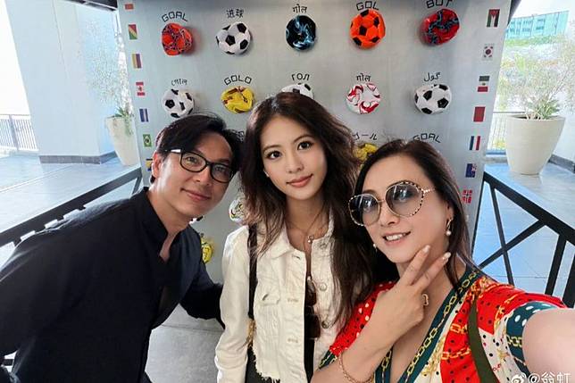 翁虹（右起）曾歷經人生低潮，二婚後和女兒及老公一家三口生活幸福。翻攝翁虹微博