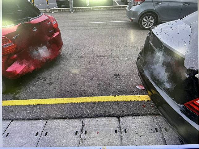 一輛由43歲阮姓女子所駕駛的紅色自小客車，疑似在倒車時太緊張打錯檔，失控衝撞一旁道路並與路邊臨停的一輛黑色賓士車發生碰撞。圖：讀者提供