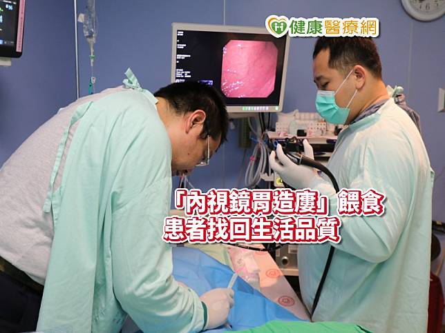 亞大醫院肝膽胃腸科主治醫師張家熙（左）替患者裝置胃造口。圖/亞大醫院提供