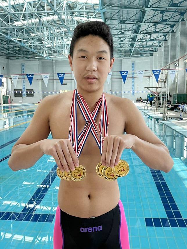 沙崙國中吳亮昀在台南市一一一年中等學校聯合運動會游泳比賽奪六金，且六項皆破大會紀錄。 （記者陳治交攝）