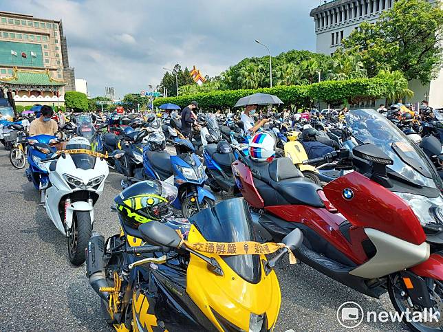 路權團體發起白牌機車上國道活動。（圖為7月9日民團在凱道舉辦交通解嚴大遊行，千輛機車上街要求拒絕排斥、正視騎士）   圖：陳佩君/攝（資料照）