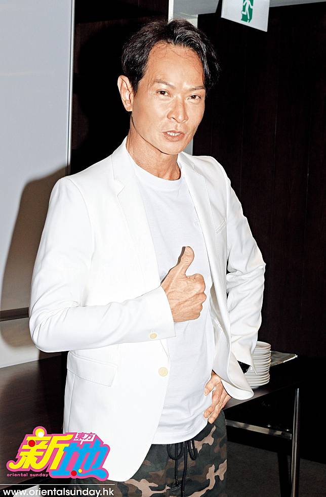 參演《鐵探》好評如潮,日前吳廷燁就一身白馬王子 look, 為劇集宣傳。