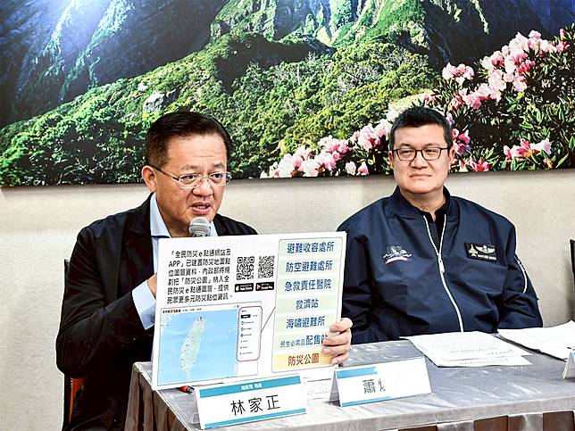 內政部次長馬士元（右）及消防署長蕭煥章（左）在部務會報 後對外說明內政部針對 直轄市、縣市具備避難收容功能之防災公園的盤點結果。（圖：內政部提供）