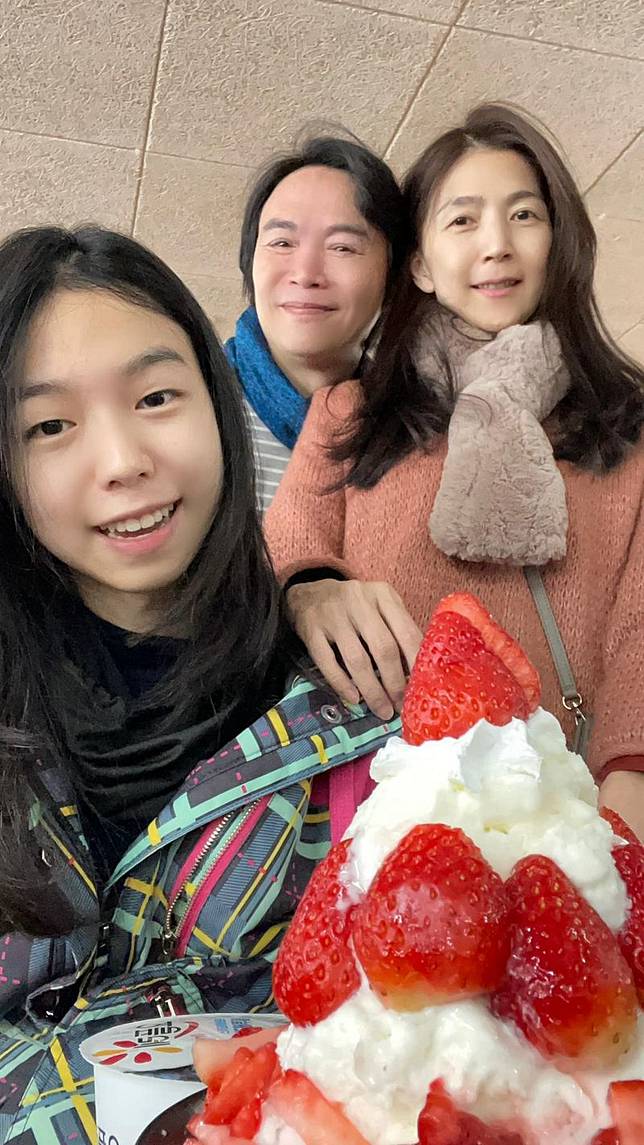 黃崇蘭（右起）與吳鈴山夫妻一路陪同女兒讀書、考試。翻攝吳鈴山家族臉書