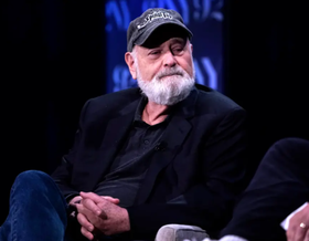 ช็อกวงการ! ผู้กำกับดังพร้อมภรรยา ดับสลดคาบ้าน พบลูกชายเป็นผู้ต้องสงสัย (ตปท.)  | มุมข่าว | LINE TODAY