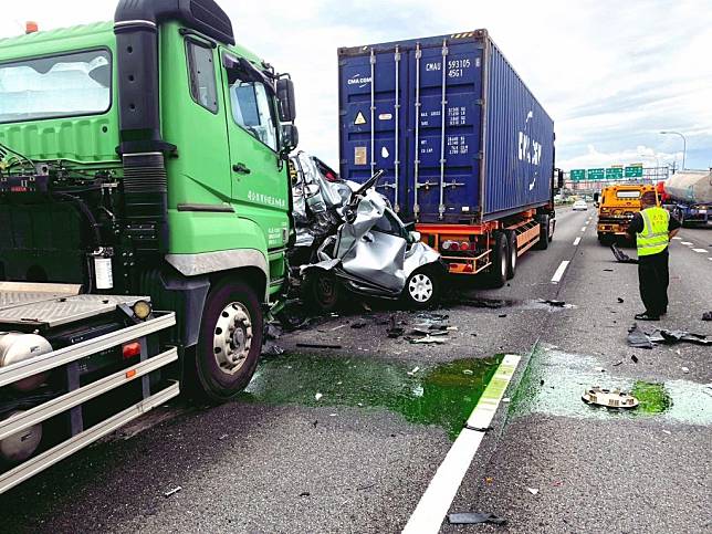 高雄鳳山區北上369公里路段發生半聯結罐槽車追撞轎車交通事故，造成自小客車嚴重扭曲變形，車上夫妻雙亡。（記者鐘敏綺／ 翻攝）。