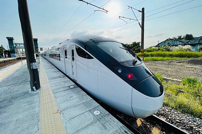 台鐵新城際列車EMU3000 榮獲2021最佳百大設計(台鐵局提供)