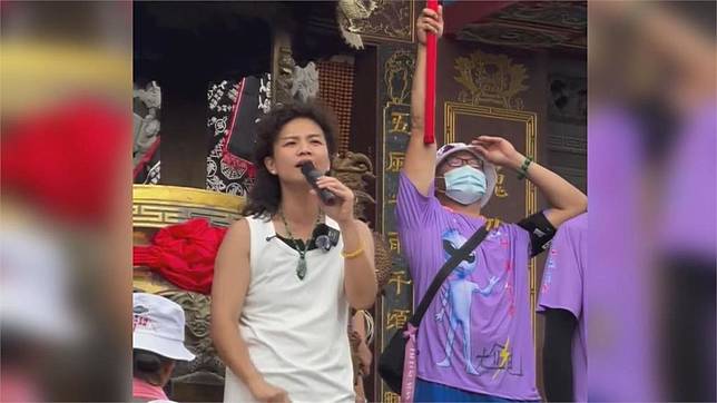 禪師「化身 外星紫衣神教狂」街頭尬電！網揭真實含義：恐對神明不敬