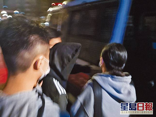 父母跳樓自殺後，兒子劉嘉維被帶署。