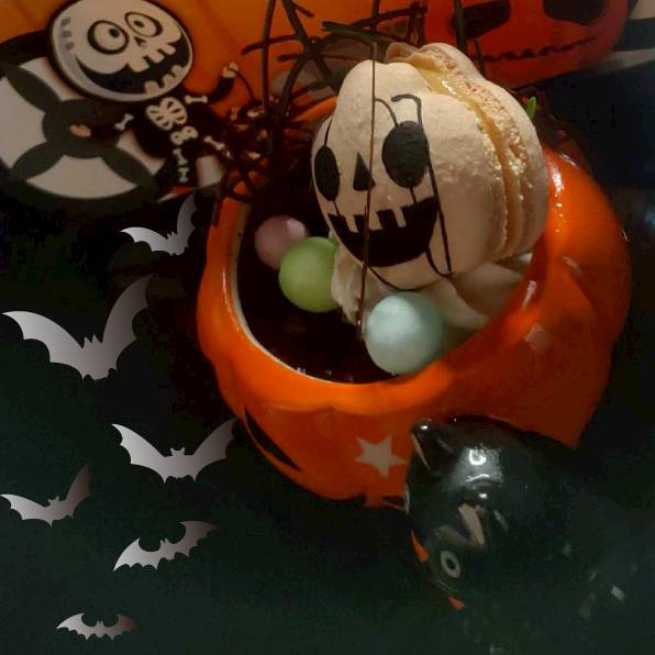 熱銷8年的明星品項「焦糖烤布蕾」，天然乳香細緻滑口，邀你共乘南瓜馬車一起趴踢！(圖片提供/魚缸珈琲)