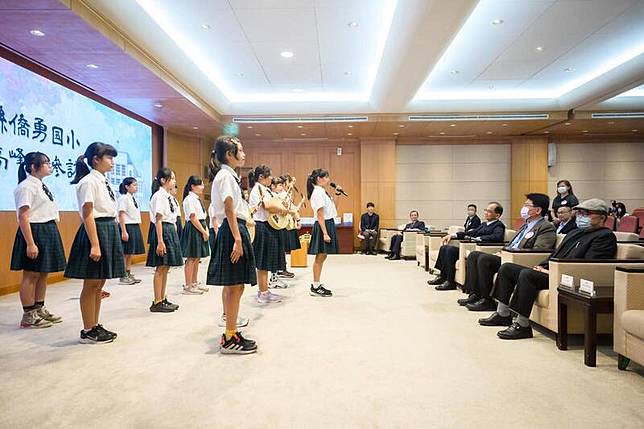 他在國小發起「領袖高峰會」，大方贊助學童戶外體驗，安排師生、校長北上立法院，與當時的院長游錫堃合影，相關照片至今仍可在官方網站查閱。(取自立法院網站)