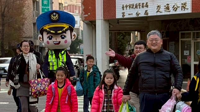 2025年2月11日開學日，台中市警察局一分局學護童專案。警一分局提供