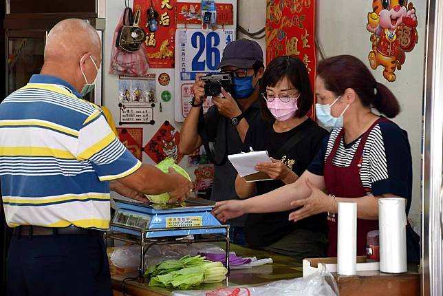 《回家順路捾豆油》專書，作家與攝影師採訪高雄市大街小巷雜貨店，記錄著什貨買賣與人情積攢的日常 (圖/高雄市文化局提供)