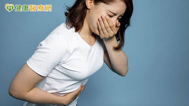 一位30歲女性因腹脹、腹痛、嘔吐、腹瀉掛急診，最後被診斷是少見的「嗜酸性腸胃炎」。