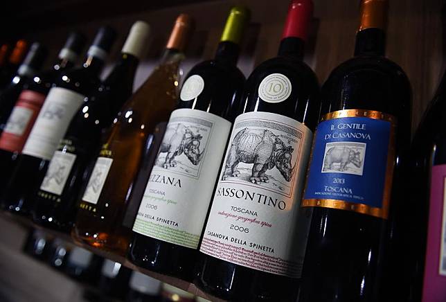 Bottles of wine from Italy are exhibited at the Food and Agricultural Products exhibition area during the third China International Import Expo (CIIE) in Shanghai, east China, Nov. 7, 2020. (Xinhua/Zhao Dingzhe)