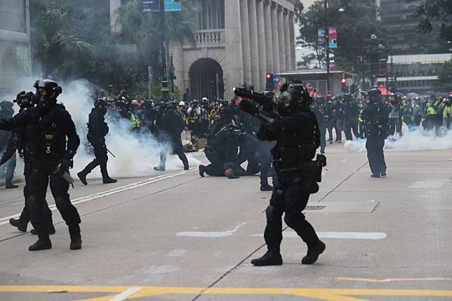 Police fire tear gas to disperse anti-government protesters in Central. Photo: Sam Tsang