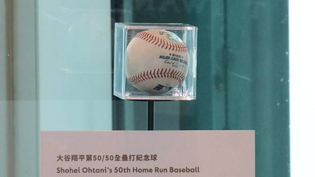 大谷50轟紀念球於101展出。陳國偉攝